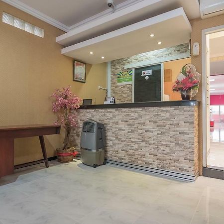 Reddoorz Near Mt Haryono Semarang Hotel Екстериор снимка