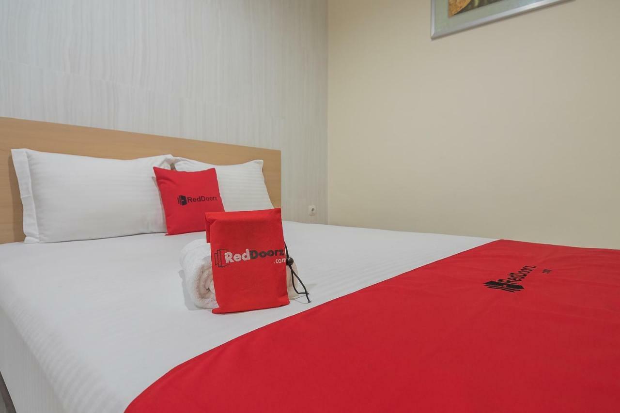 Reddoorz Near Mt Haryono Semarang Hotel Екстериор снимка