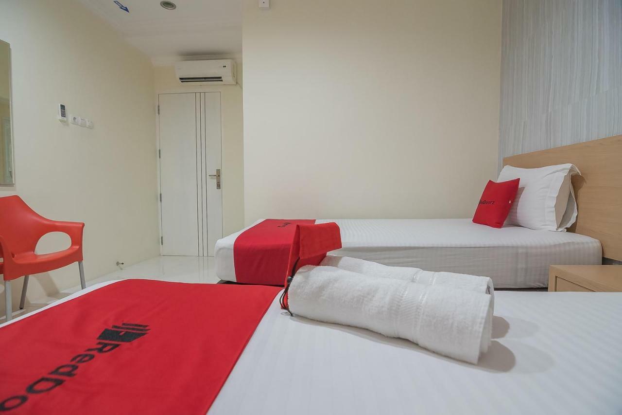 Reddoorz Near Mt Haryono Semarang Hotel Екстериор снимка