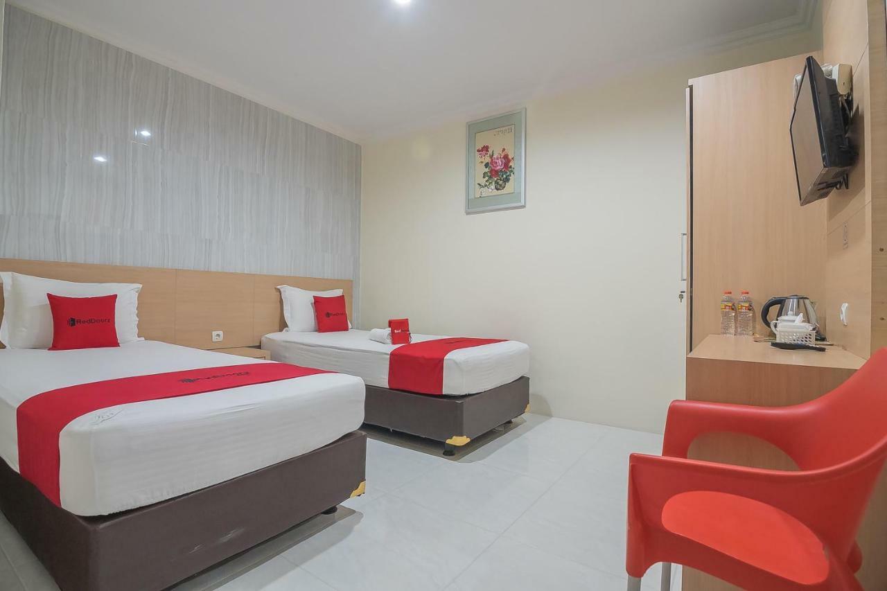 Reddoorz Near Mt Haryono Semarang Hotel Екстериор снимка