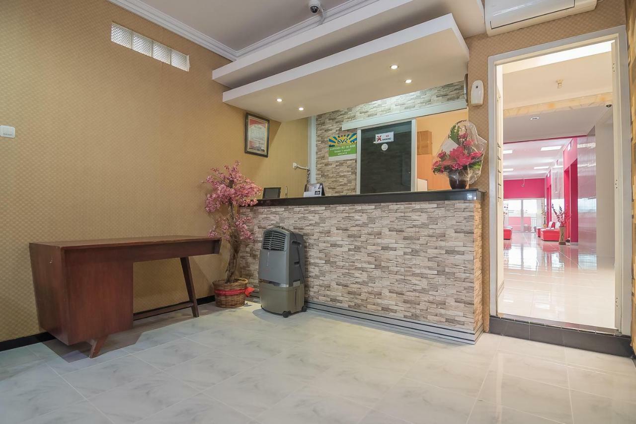 Reddoorz Near Mt Haryono Semarang Hotel Екстериор снимка